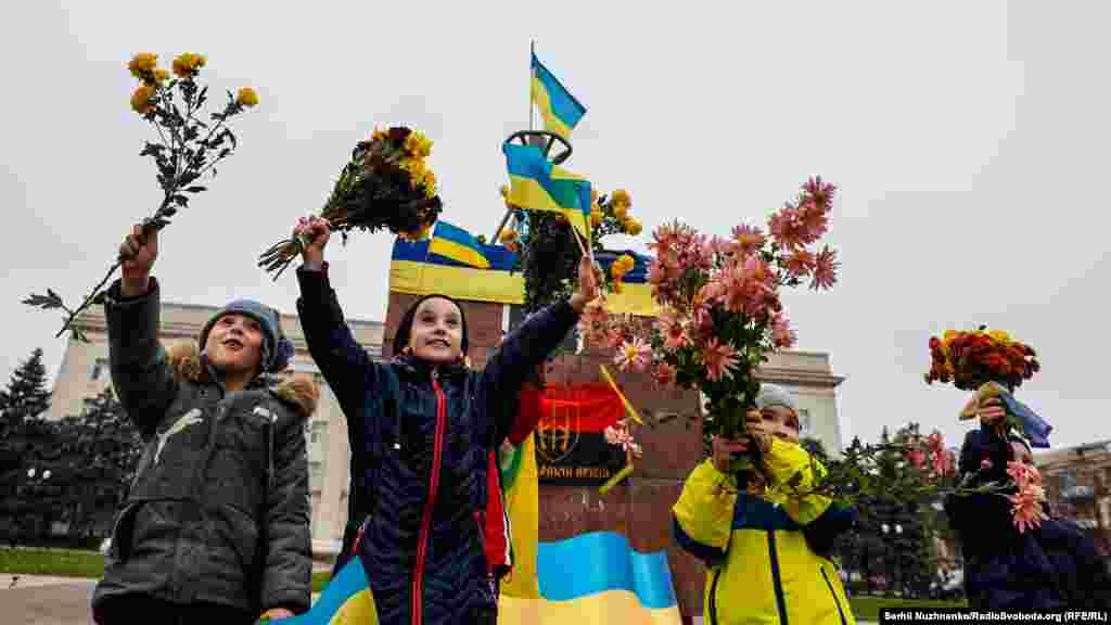 Херсон, 13 листопада 2022 року: посмішки й квіти, а також кольори України&nbsp;&ndash; синьо-жовтий та червоно-чорний
