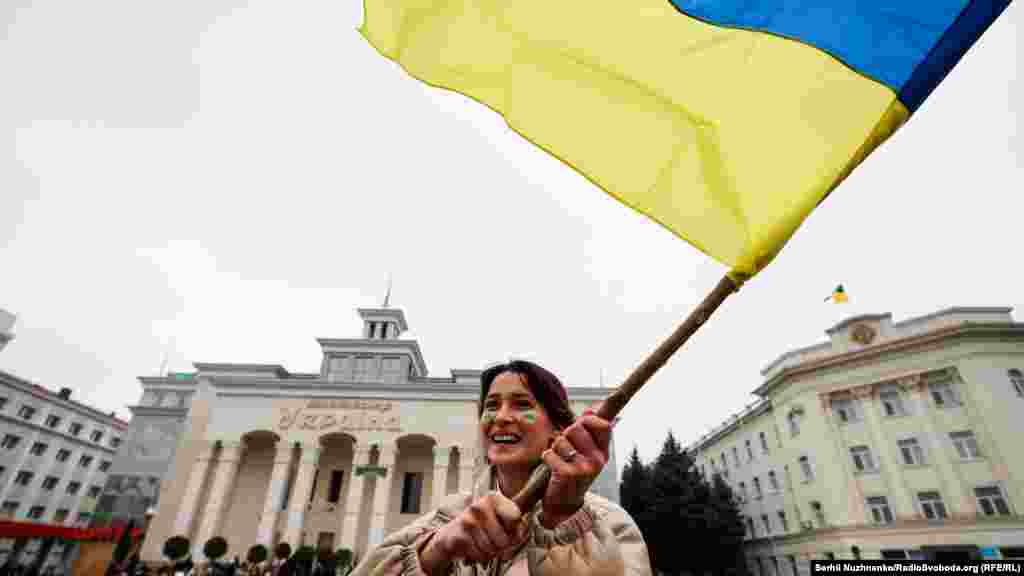 Україна &ndash; всюди: у серці, на обличчі&nbsp;&ndash; у посмішці, в руках&nbsp;&ndash; стяг. Херсон, 13 листопада 2022 року