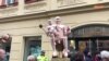 «Голий Путін» піде з молотка, прапори України, антиурядові протести у Празі (відео)