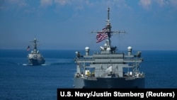 Есмінець ВМС США типу Arleigh Burke та корабель управління і контролю класу Blue Ridge USS Mount Whitney в строю під час американо-українських морських навчань у Чорному морі, 2018 рік