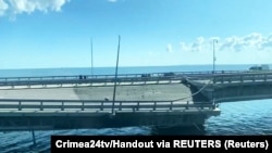 Пошкоджена ділянка дороги на Керченському мосту. Скріншот з відео, 17 липня 2023 року