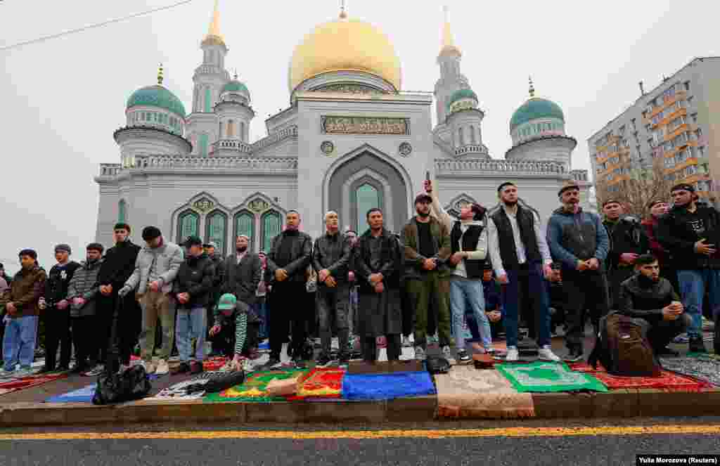 Мусульмани збираються біля Соборної мечеті в Москві, Росія, щоб відзначити Ід аль-Фітр