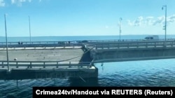 Пошкоджена ділянка дороги на Керченському мосту внаслідок, як повідомляють, нічної атаки на міст. Скріншот з відео, 17 липня 2023 року
