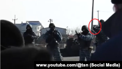 Скриншот відео: боєць «Беркута» стріляє під ноги мітингувальників на Чонгарі, 10 березня 2014 року