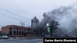 Дим піднімається з будівлі після вибуху, Київ, 1 березня 2022 року