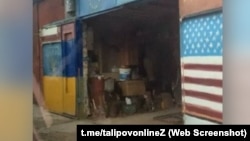 Фотографія сімферопольського гаража у кольорах прапорів України та США, яку оприлюднив кримський блогер Олександр Таліпов, який підтримує повномасштабне вторгнення Росії в Україну, 12 січня 2023 року