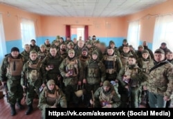 Російський глава Криму Сергій Аксьонов (у центрі) з військовими РФ, 20 лютого 2023 року