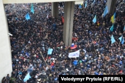 Мітинг проти сепаратизму біля Верховної Ради АР Крим. Сімферополь, 26 лютого 2014 року