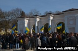 Кримчани зібралися на акцію проти псевдореферендуму і на захист територіальної цілісності України у Сімферополі. Крим, 15 березня 2014 року