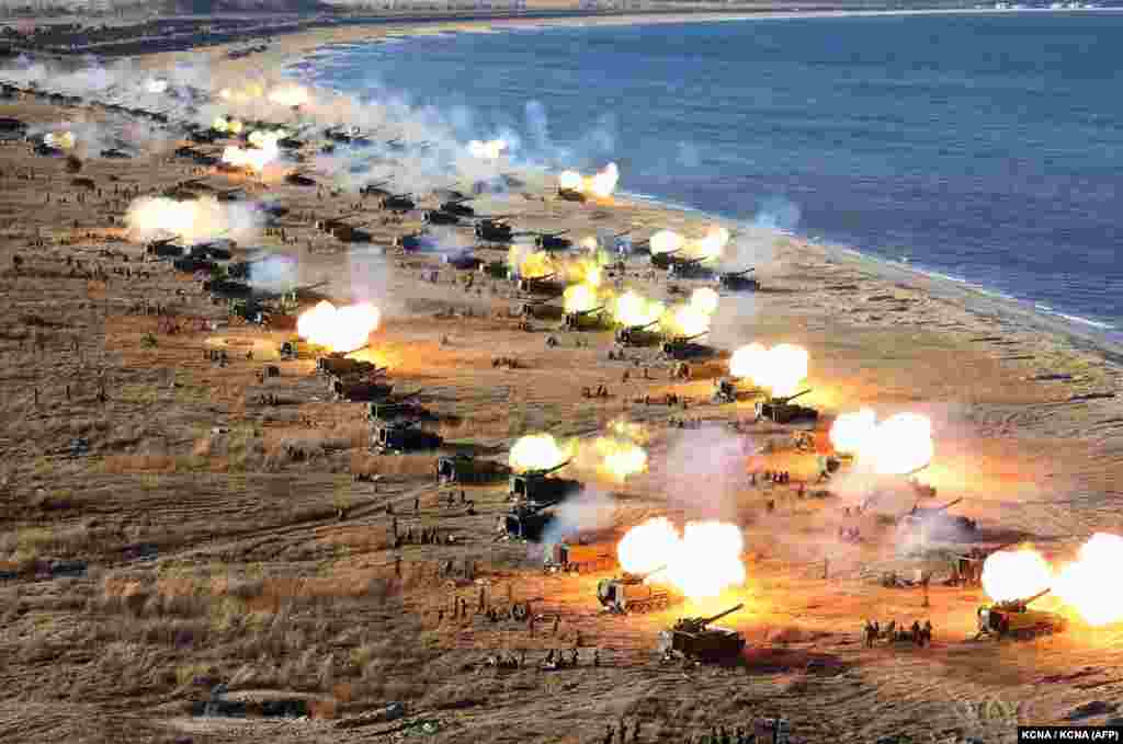 Самохідні артилерійські установки стріляють у море з Північної Кореї наприкінці 2016 року. Аналітик вебсайту з дослідження зброї Calibre Obscura каже: &laquo;Важко бути впевненим у [впливі, який може мати північнокорейська зброя], але збільшення доступності боєприпасів для російської артилерії або запчастин [матеріалів], які дадуть змогу продовжити війну на більш тривалий час, безумовно, ускладнить ситуацію для України&raquo; &nbsp;
