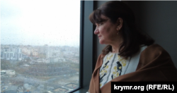 Гульнара Бекірова біля вікна в холі лікарні у Стамбулі, зима 2024 року