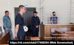 Кримчанин Длявер Салімов (за ґратами) під час оголошення вироку в підконтрольному Росії Кіровському районному суді 10 квітня 2024 року