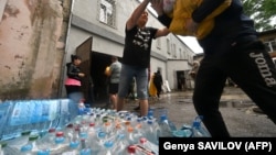 11 червня 2023 року волонтери розвантажують воду, продукти харчування та інші товари, які були надані для мешканців підтопленої території Херсона після пошкодження греблі Каховської ГЕС
