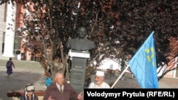 Акція кримськотатарських та українських громадських активістів біля пам'ятника генералу Петру Григоренку в Сімферополі, Крим, 16 жовтня 2012 року