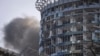 Київ, ранок 29 грудня 2023 року. Чорний дим піднімається з місця пожежі, що виникла внаслідок російського ракетного обстрілу
