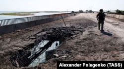 Пошкоджений обстрілом Чонгарський міст, що сполучає Кримський півострів з материковою Україною, 23 червня 2023 року