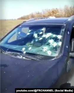 Розстріляна на трасі в Херсонській області автівка, березень 2022 року