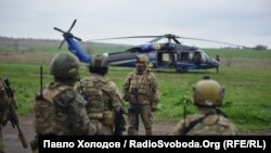 Підрозділ спецназу ГУР МО України тренується виконувати бойове завдання за допомогою американського штурмового вертольота Black Hawk, 13 квітня 2023 року. Ілюстраційне фото