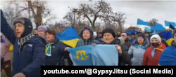 6 березня 2022 року, мітинг за Україну в Новоолексіївці, стоп-кадр відео, попереду ліворуч – Гульнара Бекірова