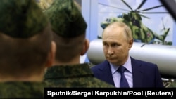 Володимир Путін розмовляє з російськими військовими, ілюстраційне фото