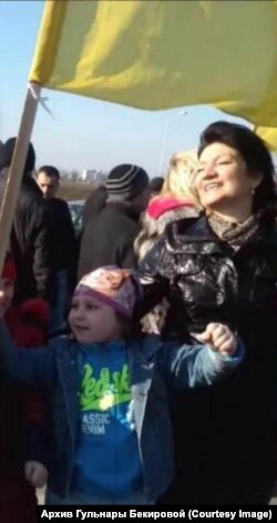 Гульнара Бекірова з онукою на мітингу на захист суверенітету України, Чонгар, березень 2014 року