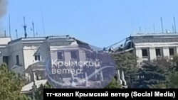 Пошкоджений дах будівлі штабу Чорноморського флоту Росії після ракетного обстрілу. Севастополь, Крим, 22 вересня 2023 року