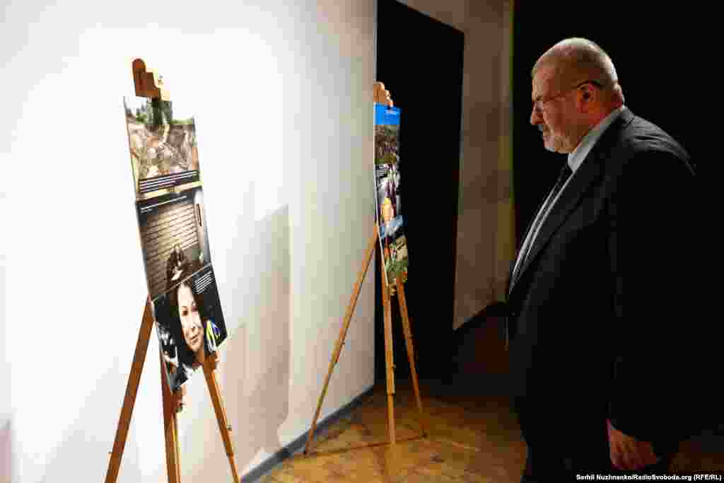 Голова Меджлісу кримськотатарського народу Рефат Чубаров розглядає фото на виставці