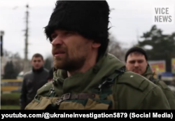 Російський казак на мітингу в Сімферополі 8 березня 2014 року, каже, що приїхав до Криму «погуляти»