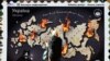 Банер у центрі столиці України із зображенням мапи Росії у вогні та написом англійською: «Імперія зла має впасти». Київ, 31 жовтня 2023 року (ілюстраційна світлина)