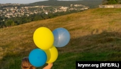 Жителі Сімферополя запускають повітряні кульки у кольорах українського прапора на Петрівських скелях, серпень 2022 року