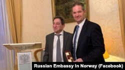 Посол Росії в Норвегії Т.О. Рамішвілі (ліворуч) вручив членам НВО «Народна дипломатія – Норвегія» нагороди «Ради міністрів» Криму «за зміцнення дружніх зв'язків між народами Росії та Норвегії», січень 2019 року