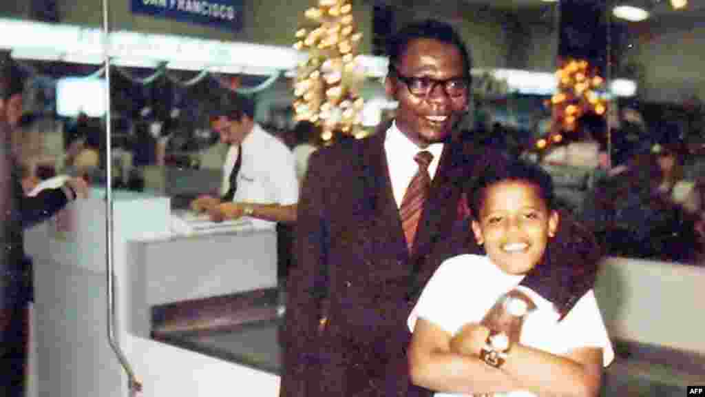 Барак Обама в підліткові роки зі своїм батьком-кенійцем на Гаваях, 1972 рік