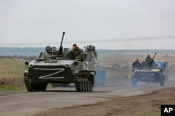 Російська військова техніка рухається по шосе в районі Маріуполя, 18 квітня 2022 року