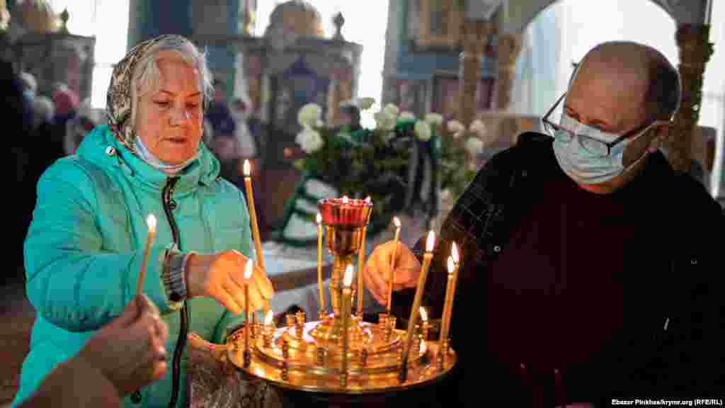 Парафіяни моляться і ставлять свічки за здоров&#39;я та за упокій