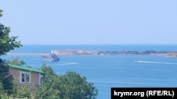 Великий десантний корабель проєкту 1171 року «Тапир» виходить із Севастопольської бухти. Крим, архівне фото