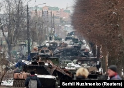 Знищена російська військова техніка на вулиці Бучі, Київська область, 1 березня 2022 року
