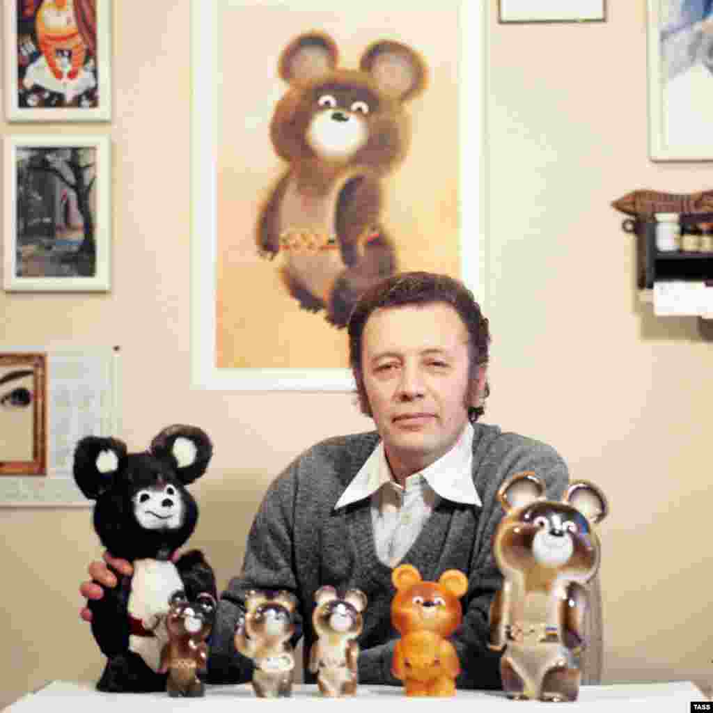 Талісманом московської Олімпіади був ведмедик, зображений тут разом із його автором, дитячим ілюстратором Віктором Чижиковим &nbsp;