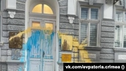 Будівля російської адміністрації Євпаторії в анексованому Криму, облита жовтою та блакитною фарбами, травень 2022 року