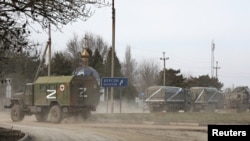 Російські військові вантажівки їдуть із Криму в бік материкової України, 24 лютого 2022 року