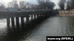 Ділянку Північно-Кримського каналу біля першої насосної станції в Джанкойському районі охороняють російські військові, Крим, 17 березня 2022 року