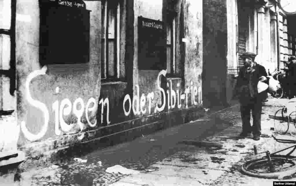 Німець дивиться на напис: &laquo;Перемога або Сибір&raquo;. Похмурі очікування багатьох, хто залишався в місті, виправдалися. Мільйони німців були відправлені на схід, і приблизно 357 тисяч людей загинули в трудових таборах або в&#39;язницях таємної поліції
