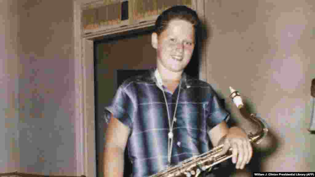 Білл Клінтон із саксофоном у своєму будинку в Арканзасі, 1958 рік