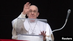 Папа Франциск очолює месу ангелу-охоронцю зі свого вікна у Ватикані, 10 березня 2024 року