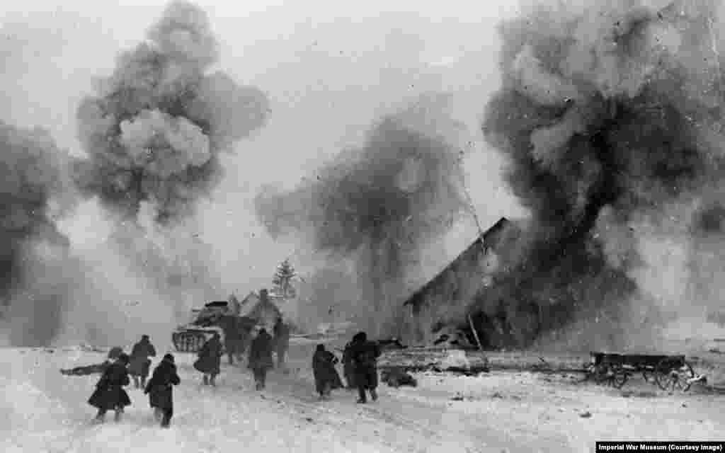 Червоноармійці на танку Т-34 у селі під час контратаки проти нацистських військових. Хоча багато істориків бачать осінь і зиму 1941&ndash;1942 років як початок кінця вторгнення Гітлера до Радянського Союзу, людські страждання лише починалися