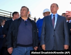 Президент Росії Володимир Путін (праворуч) та бізнесмен, мільярдер Аркадій Ротенберг на будівельному майданчику мосту через Керченську протоку. Керч, 15 вересня 2016 року