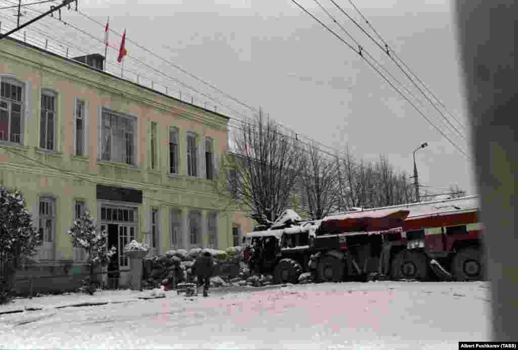 Озброєні осетини 1 січня 1991 року біля барикади в Цхінвалі.&nbsp; Перестрілка почалася 5 січня, коли озброєні етнічні грузини увійшли в Цхінвалі. Збройне протистояння у місті між грузинами і осетинами тривало тижнями, допоки грузинські збройні підрозділи не залишили місто 