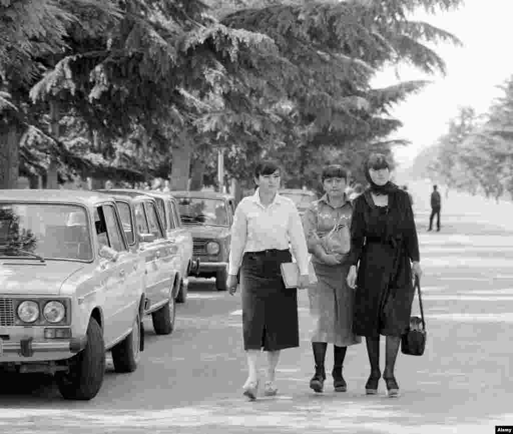 Молоді жінки на вулицях Цхінвалі, столиці Південної Осетії, 1983 рік.&nbsp; У комуністичну епоху Південна Осетія була автономною областю в складі Грузії 