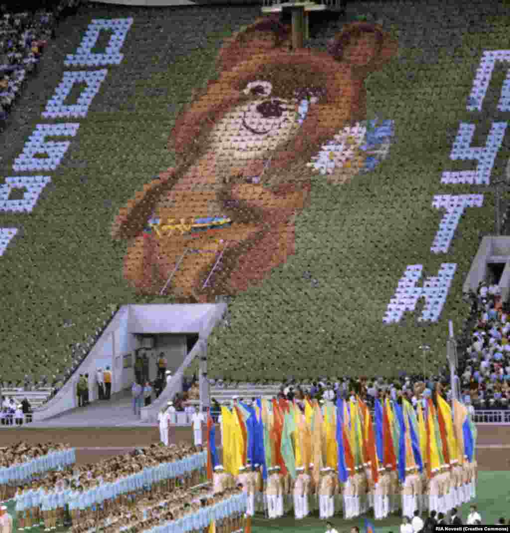 Гігантське зображення олімпійського ведмедика, складене з &laquo;людей-пікселів&raquo;, проливає сльозу під час церемонії закриття московської Олімпіади. &nbsp; Через чотири роки після московських олімпійських Ігор, які постраждали від бойкоту, Радянський Союз і низка інших комуністичних країн бойкотували літні Олімпійські ігри 1984 року, які проходили в Лос-Анджелесі
