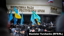 Мітинг біля кримського парламенту в Сімферополі. Крим, 26 лютого 2014 року