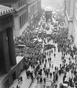 29 жовтня 1929 року біля Нью-Йоркської фондової біржі зібрався натовп, в той час, коли фондовий ринок втратив майже чверть своєї вартості за два дні